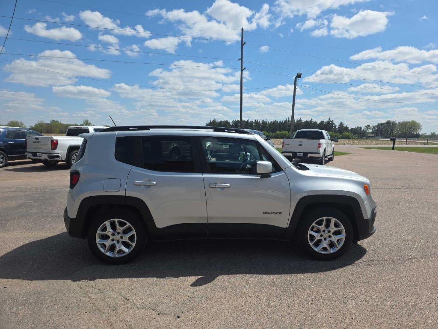 2015 SILVER JEEP RENEGADE LATITUDE (ZACCJABT0FP) with an 2.4L engine, Automatic transmission, located at 495 Old Highway 20 West, South Sioux City, NE, 68776, (402) 494-2677, 42.458408, -96.443512- Photo#4