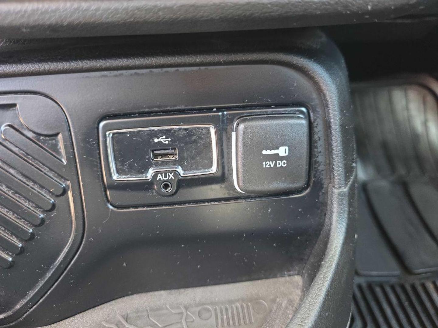 2015 SILVER JEEP RENEGADE LATITUDE (ZACCJABT0FP) with an 2.4L engine, Automatic transmission, located at 495 Old Highway 20 West, South Sioux City, NE, 68776, (402) 494-2677, 42.458408, -96.443512- Photo#8