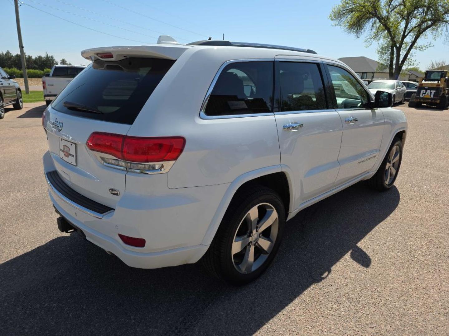 2014 WHITE JEEP GRAND CHEROKEE OVERLAND (1C4RJFCG8EC) with an 3.6L engine, Automatic transmission, located at 495 Old Highway 20 West, South Sioux City, NE, 68776, (402) 494-2677, 42.458408, -96.443512- Photo#3