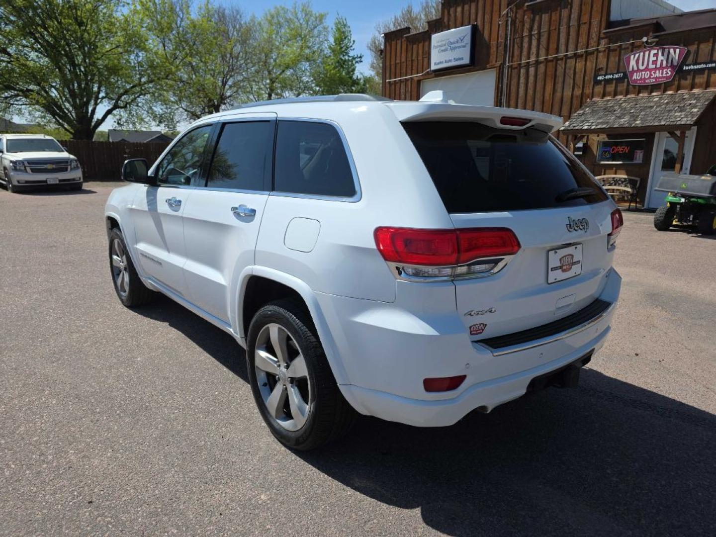 2014 WHITE JEEP GRAND CHEROKEE OVERLAND (1C4RJFCG8EC) with an 3.6L engine, Automatic transmission, located at 495 Old Highway 20 West, South Sioux City, NE, 68776, (402) 494-2677, 42.458408, -96.443512- Photo#2