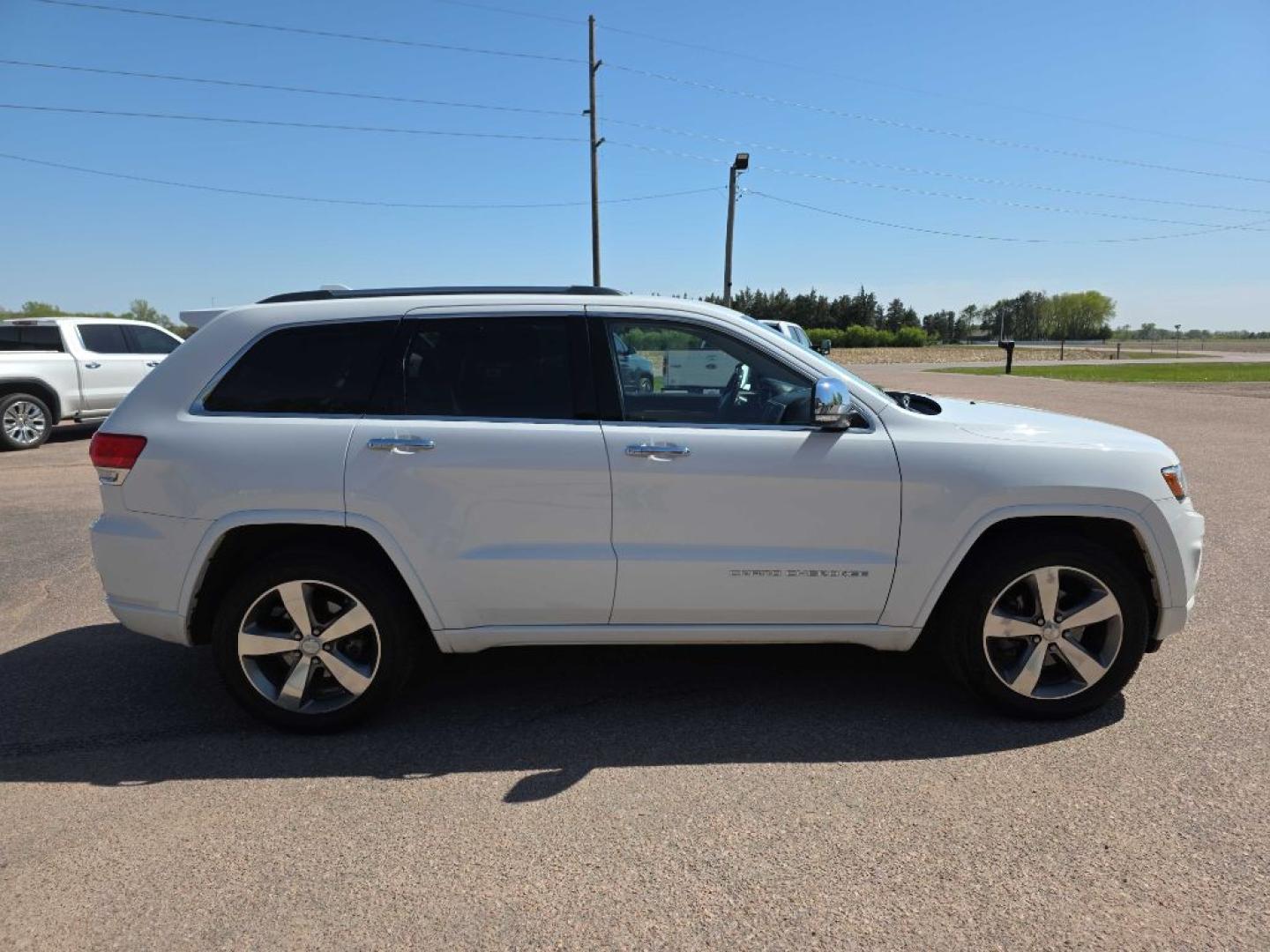 2014 WHITE JEEP GRAND CHEROKEE OVERLAND (1C4RJFCG8EC) with an 3.6L engine, Automatic transmission, located at 495 Old Highway 20 West, South Sioux City, NE, 68776, (402) 494-2677, 42.458408, -96.443512- Photo#4
