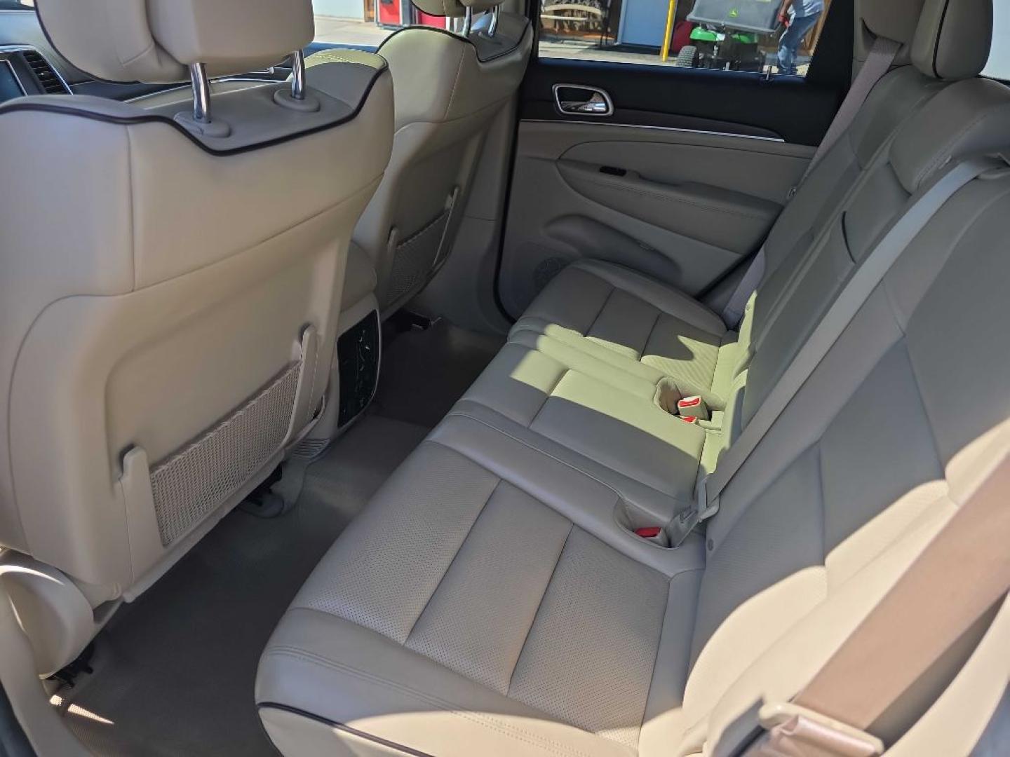 2014 WHITE JEEP GRAND CHEROKEE OVERLAND (1C4RJFCG8EC) with an 3.6L engine, Automatic transmission, located at 495 Old Highway 20 West, South Sioux City, NE, 68776, (402) 494-2677, 42.458408, -96.443512- Photo#7