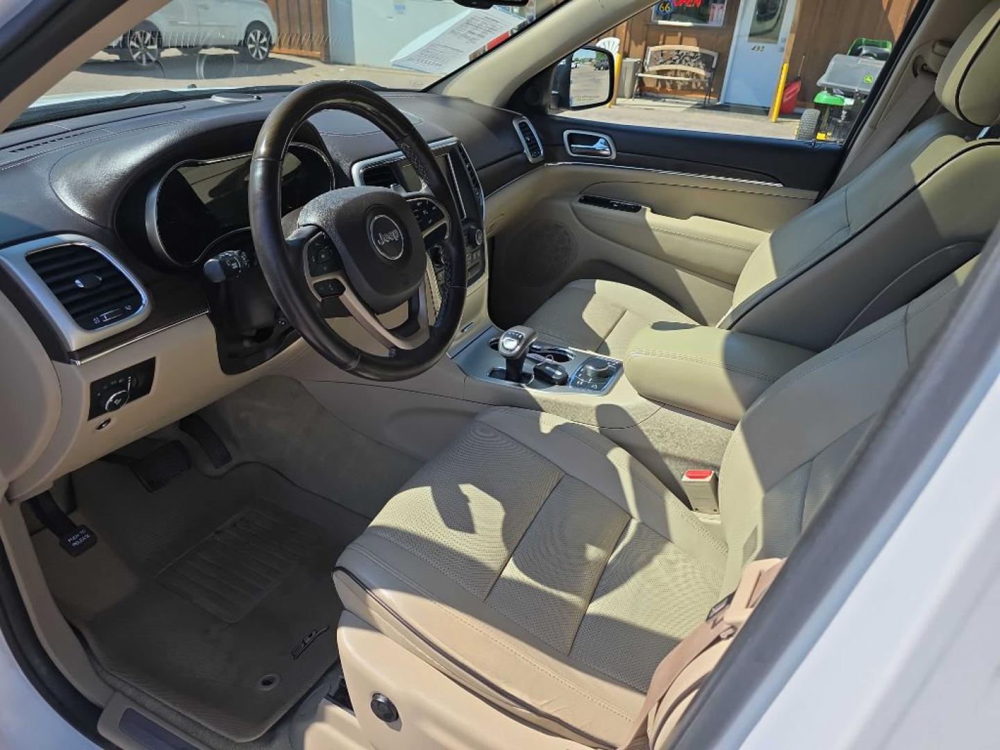 2014 WHITE JEEP GRAND CHEROKEE OVERLAND (1C4RJFCG8EC) with an 3.6L engine, Automatic transmission, located at 495 Old Highway 20 West, South Sioux City, NE, 68776, (402) 494-2677, 42.458408, -96.443512- Photo#8