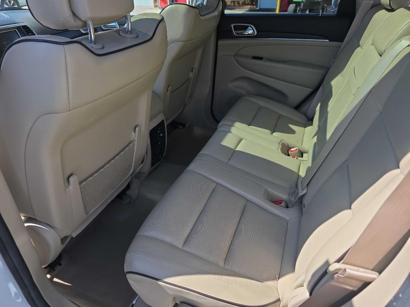 2014 WHITE JEEP GRAND CHEROKEE OVERLAND (1C4RJFCG8EC) with an 3.6L engine, Automatic transmission, located at 495 Old Highway 20 West, South Sioux City, NE, 68776, (402) 494-2677, 42.458408, -96.443512- Photo#10