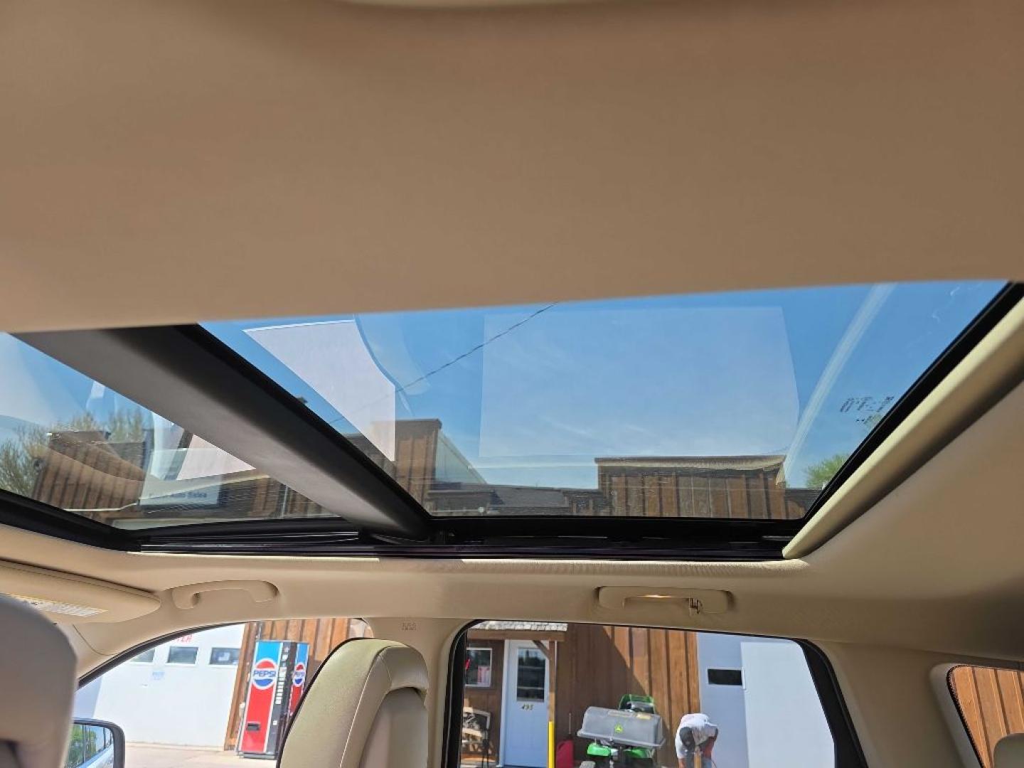 2014 WHITE JEEP GRAND CHEROKEE OVERLAND (1C4RJFCG8EC) with an 3.6L engine, Automatic transmission, located at 495 Old Highway 20 West, South Sioux City, NE, 68776, (402) 494-2677, 42.458408, -96.443512- Photo#12
