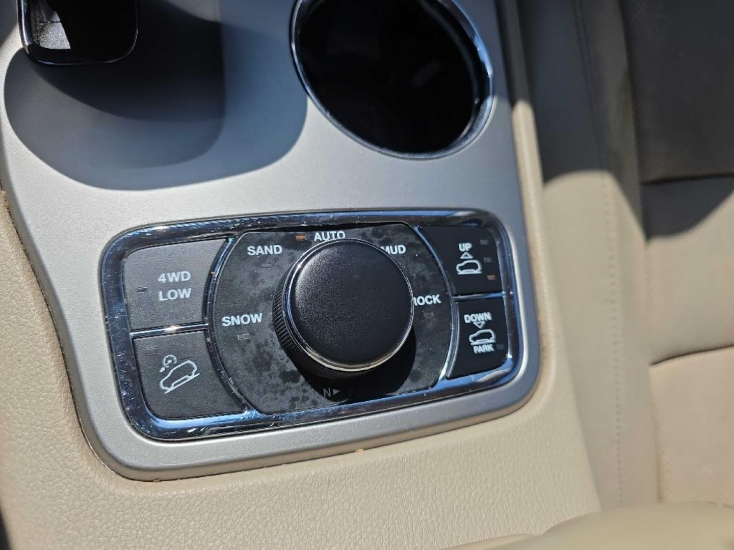 2014 WHITE JEEP GRAND CHEROKEE OVERLAND (1C4RJFCG8EC) with an 3.6L engine, Automatic transmission, located at 495 Old Highway 20 West, South Sioux City, NE, 68776, (402) 494-2677, 42.458408, -96.443512- Photo#14