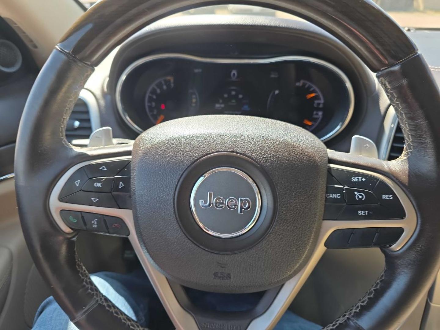 2014 WHITE JEEP GRAND CHEROKEE OVERLAND (1C4RJFCG8EC) with an 3.6L engine, Automatic transmission, located at 495 Old Highway 20 West, South Sioux City, NE, 68776, (402) 494-2677, 42.458408, -96.443512- Photo#17