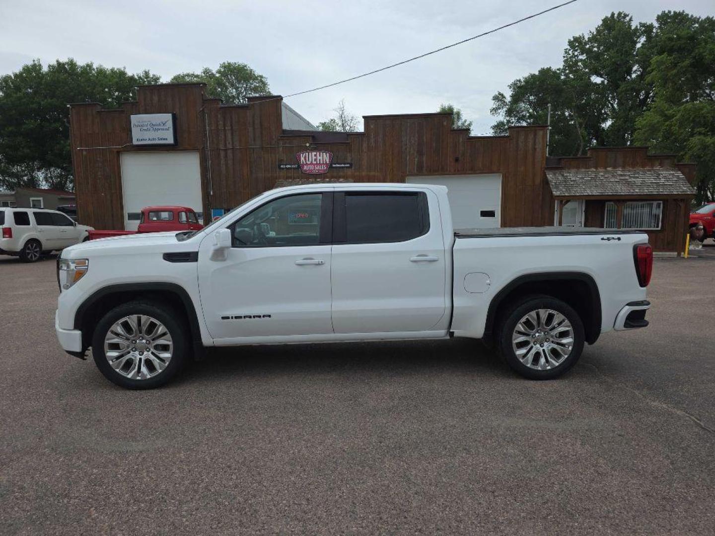 2020 WHITE GMC SIERRA 1500 (1GTU9AEF6LZ) with an 5.3L engine, Automatic transmission, located at 495 Old Highway 20 West, South Sioux City, NE, 68776, (402) 494-2677, 42.458408, -96.443512 - Photo#1