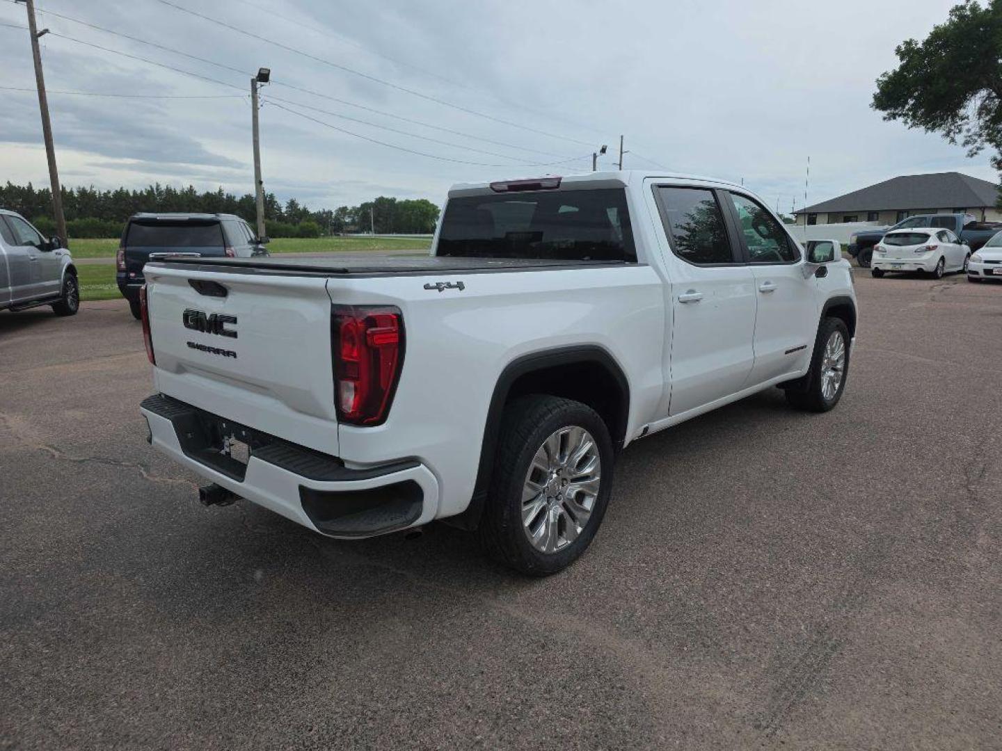 2020 WHITE GMC SIERRA 1500 (1GTU9AEF6LZ) with an 5.3L engine, Automatic transmission, located at 495 Old Highway 20 West, South Sioux City, NE, 68776, (402) 494-2677, 42.458408, -96.443512 - Photo#3