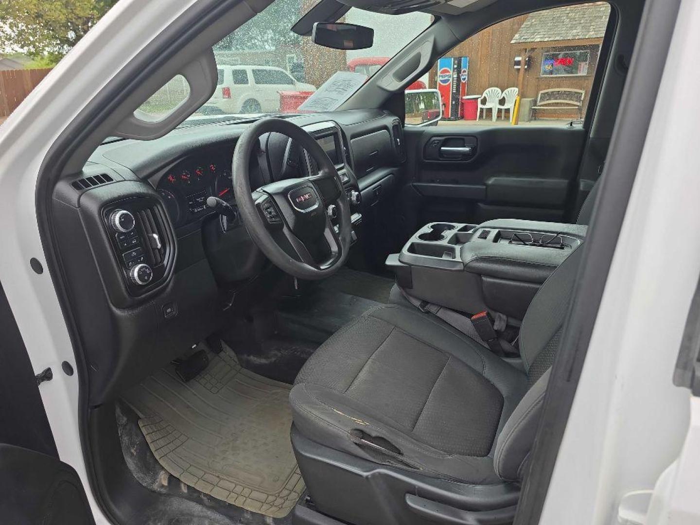 2020 WHITE GMC SIERRA 1500 (1GTU9AEF6LZ) with an 5.3L engine, Automatic transmission, located at 495 Old Highway 20 West, South Sioux City, NE, 68776, (402) 494-2677, 42.458408, -96.443512 - Photo#7