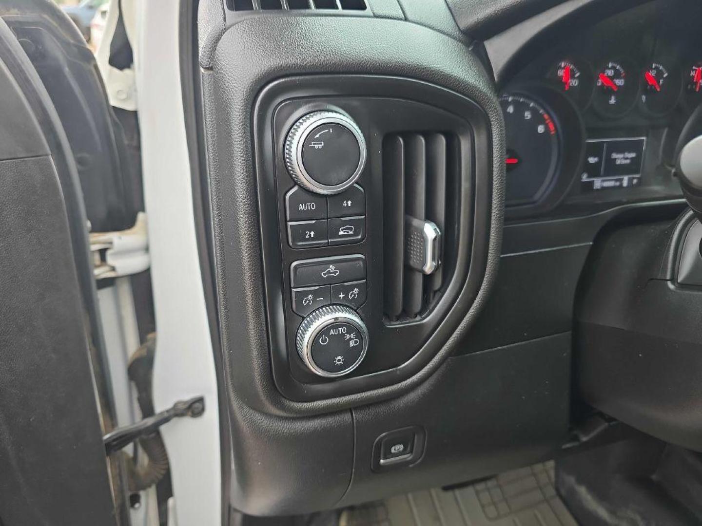 2020 WHITE GMC SIERRA 1500 (1GTU9AEF6LZ) with an 5.3L engine, Automatic transmission, located at 495 Old Highway 20 West, South Sioux City, NE, 68776, (402) 494-2677, 42.458408, -96.443512 - Photo#9