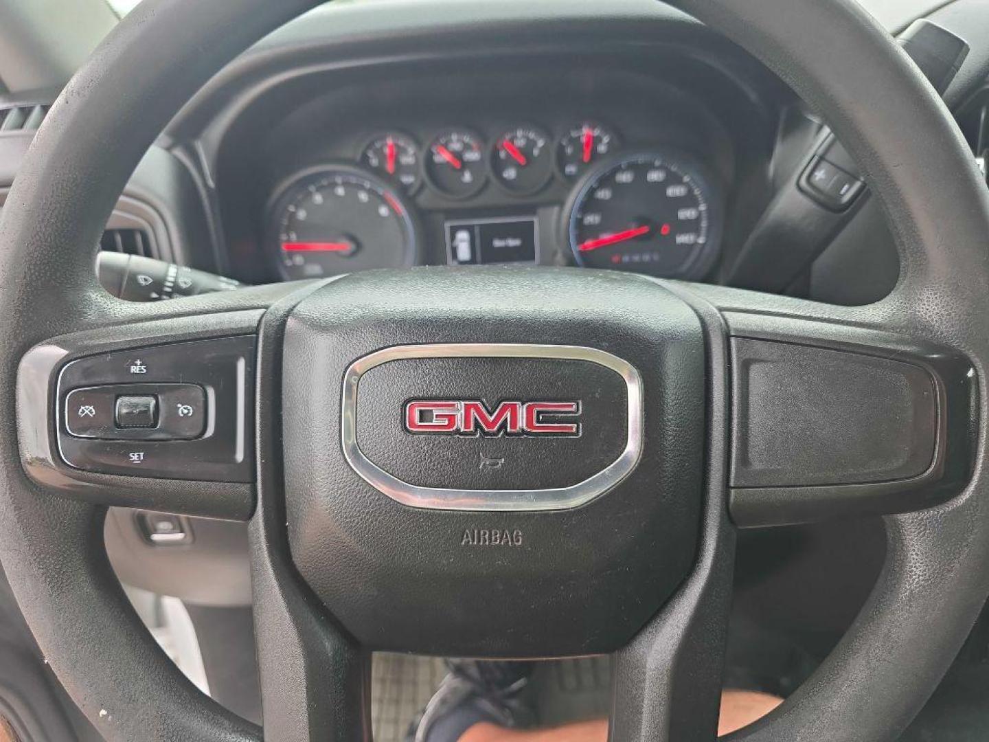 2020 WHITE GMC SIERRA 1500 (1GTU9AEF6LZ) with an 5.3L engine, Automatic transmission, located at 495 Old Highway 20 West, South Sioux City, NE, 68776, (402) 494-2677, 42.458408, -96.443512 - Photo#12