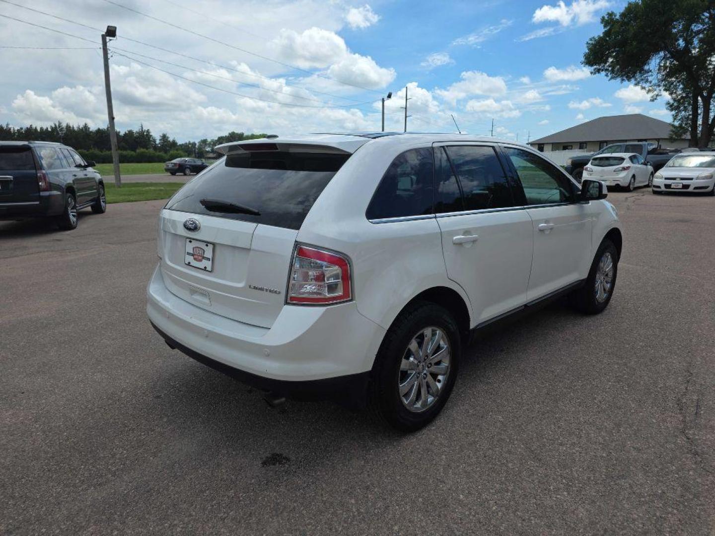 2010 WHITE FORD EDGE LIMITED (2FMDK3KC6AB) with an 3.5L engine, Automatic transmission, located at 495 Old Highway 20 West, South Sioux City, NE, 68776, (402) 494-2677, 42.458408, -96.443512 - Photo#3