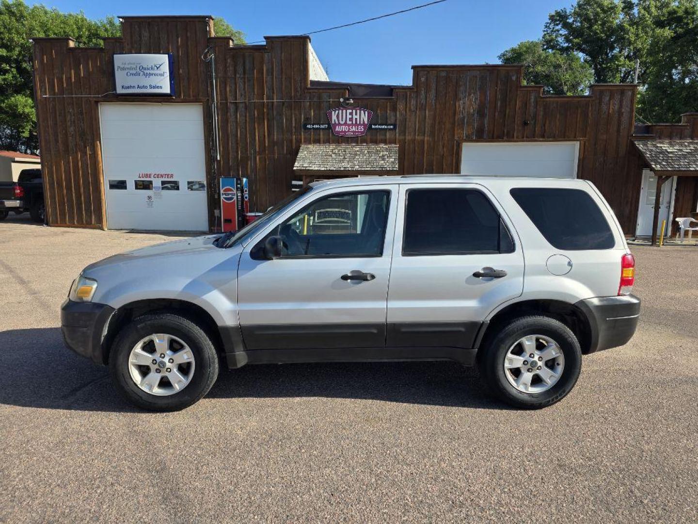 2007 SILVER FORD ESCAPE XLT (1FMYU93157K) with an 3.0L engine, Automatic transmission, located at 495 Old Highway 20 West, South Sioux City, NE, 68776, (402) 494-2677, 42.458408, -96.443512 - Photo#1