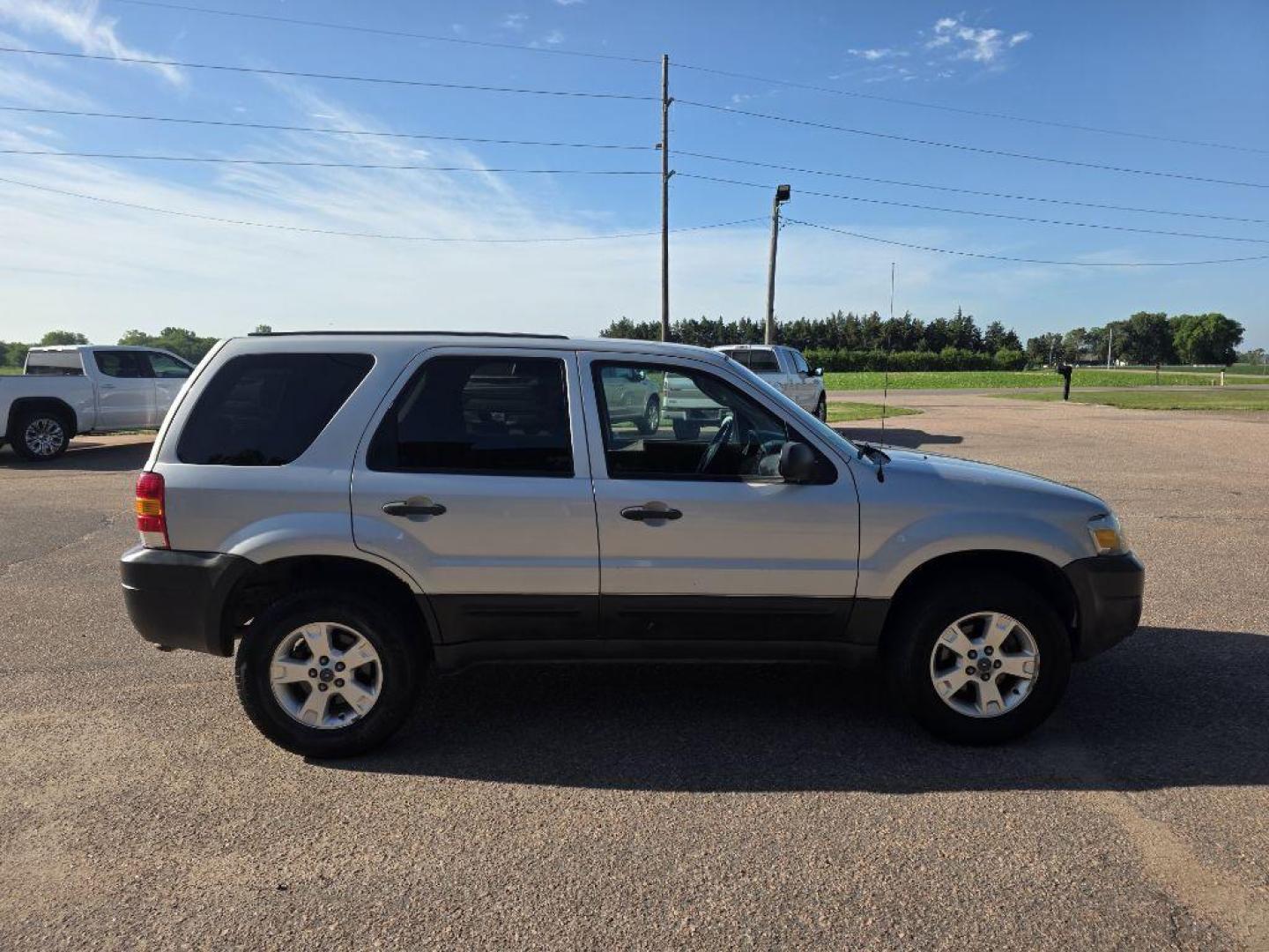 2007 SILVER FORD ESCAPE XLT (1FMYU93157K) with an 3.0L engine, Automatic transmission, located at 495 Old Highway 20 West, South Sioux City, NE, 68776, (402) 494-2677, 42.458408, -96.443512 - Photo#5
