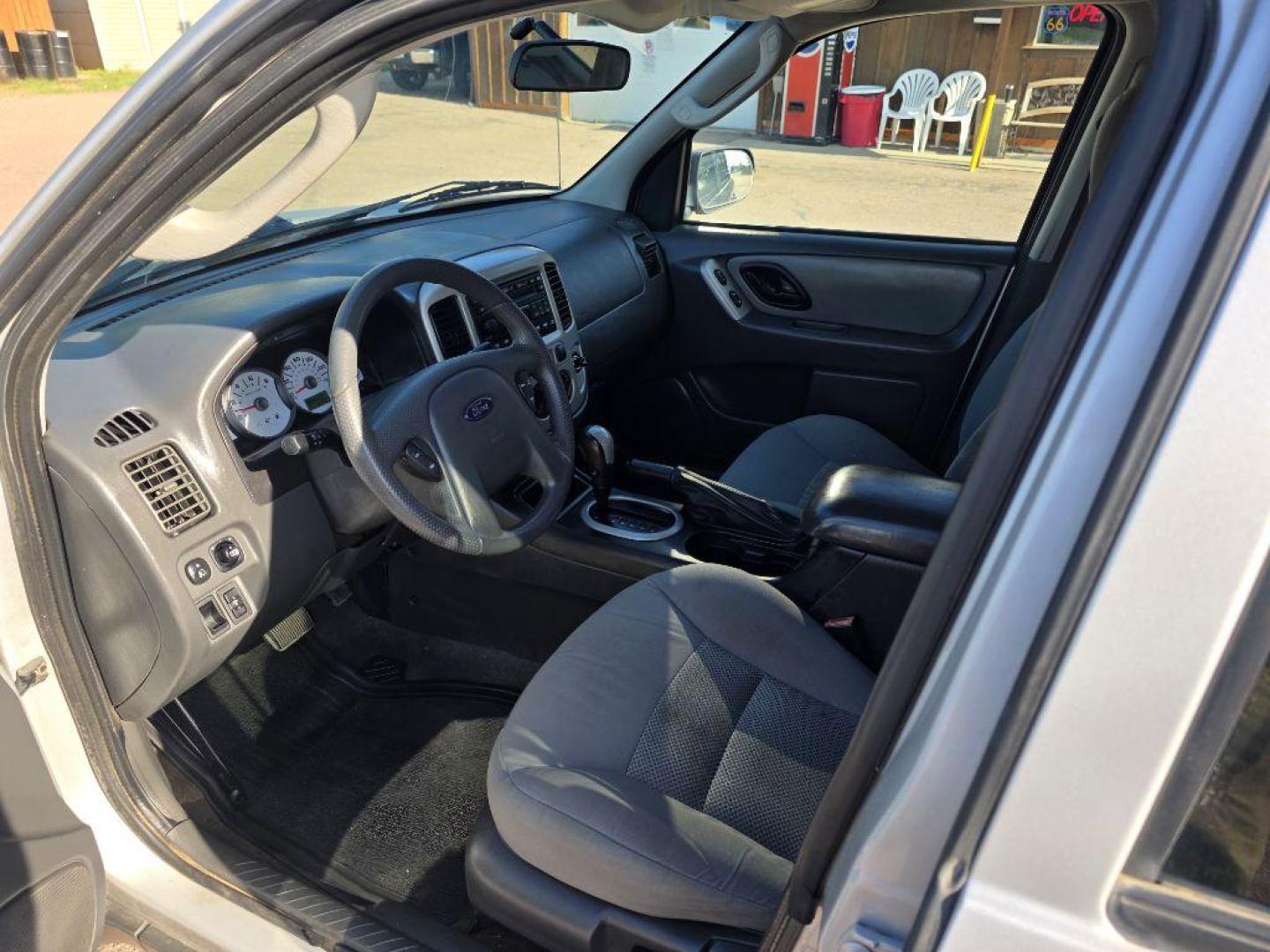 2007 SILVER FORD ESCAPE XLT (1FMYU93157K) with an 3.0L engine, Automatic transmission, located at 495 Old Highway 20 West, South Sioux City, NE, 68776, (402) 494-2677, 42.458408, -96.443512 - Photo#8