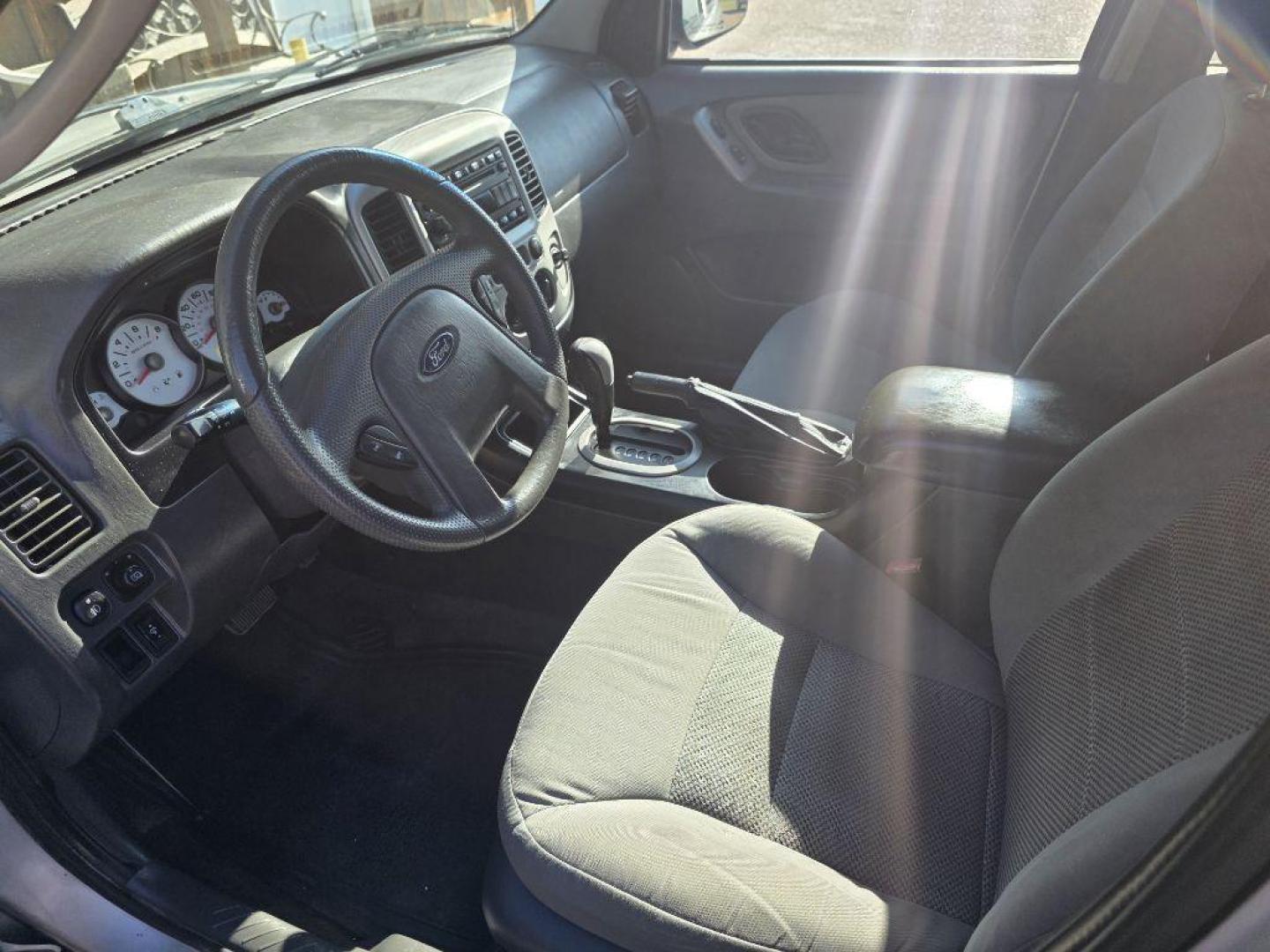 2007 SILVER FORD ESCAPE XLT (1FMYU93157K) with an 3.0L engine, Automatic transmission, located at 495 Old Highway 20 West, South Sioux City, NE, 68776, (402) 494-2677, 42.458408, -96.443512 - Photo#11