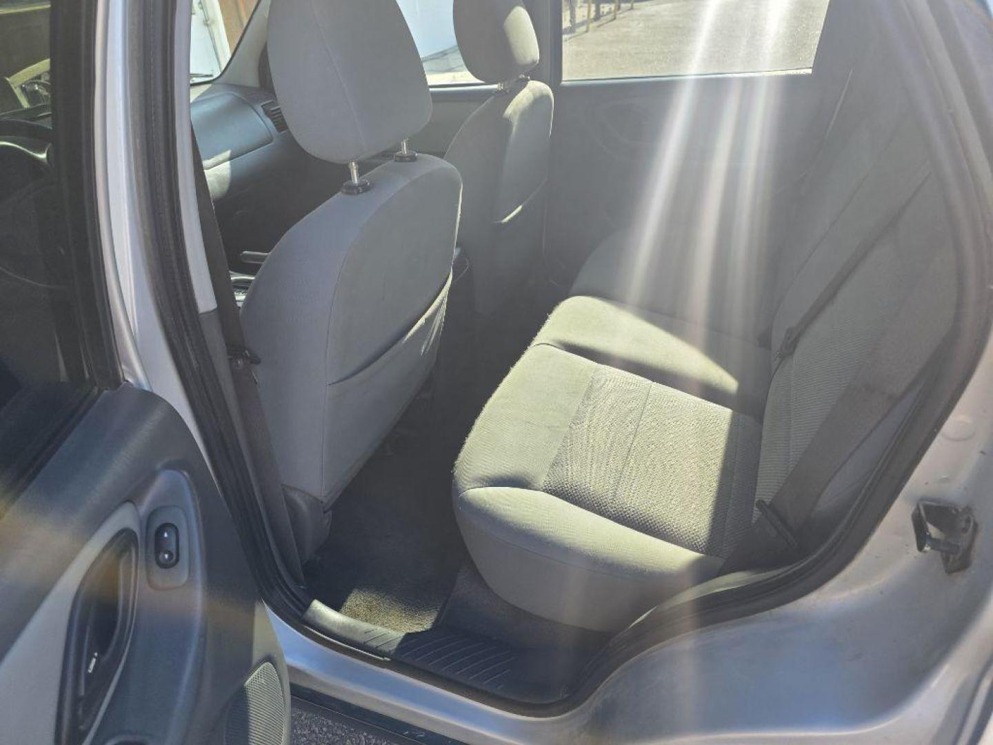 2007 SILVER FORD ESCAPE XLT (1FMYU93157K) with an 3.0L engine, Automatic transmission, located at 495 Old Highway 20 West, South Sioux City, NE, 68776, (402) 494-2677, 42.458408, -96.443512 - Photo#12