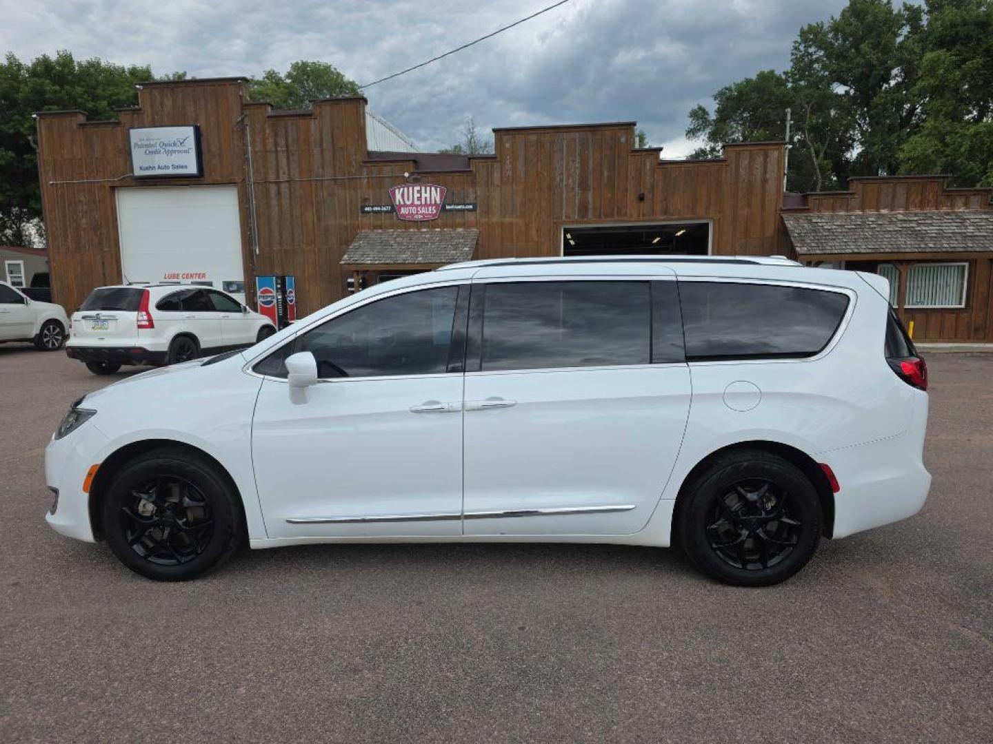 2017 WHITE CHRYSLER PACIFICA TOURING L PLUS (2C4RC1EG2HR) with an 3.6L engine, Automatic transmission, located at 495 Old Highway 20 West, South Sioux City, NE, 68776, (402) 494-2677, 42.458408, -96.443512 - Photo#1