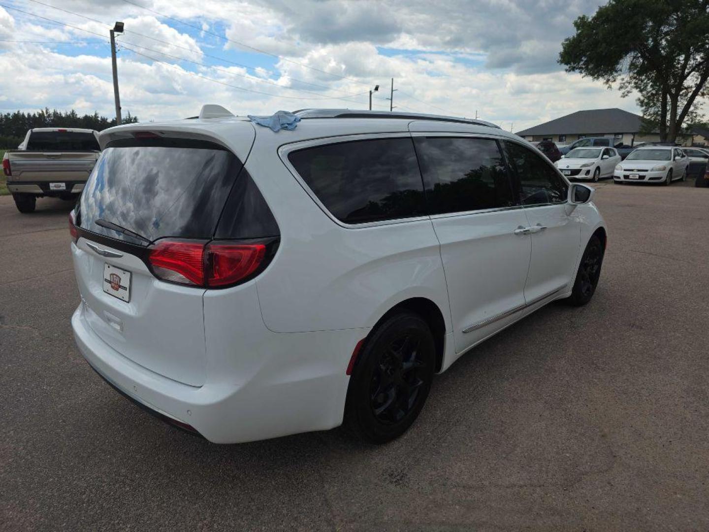 2017 WHITE CHRYSLER PACIFICA TOURING L PLUS (2C4RC1EG2HR) with an 3.6L engine, Automatic transmission, located at 495 Old Highway 20 West, South Sioux City, NE, 68776, (402) 494-2677, 42.458408, -96.443512 - Photo#3