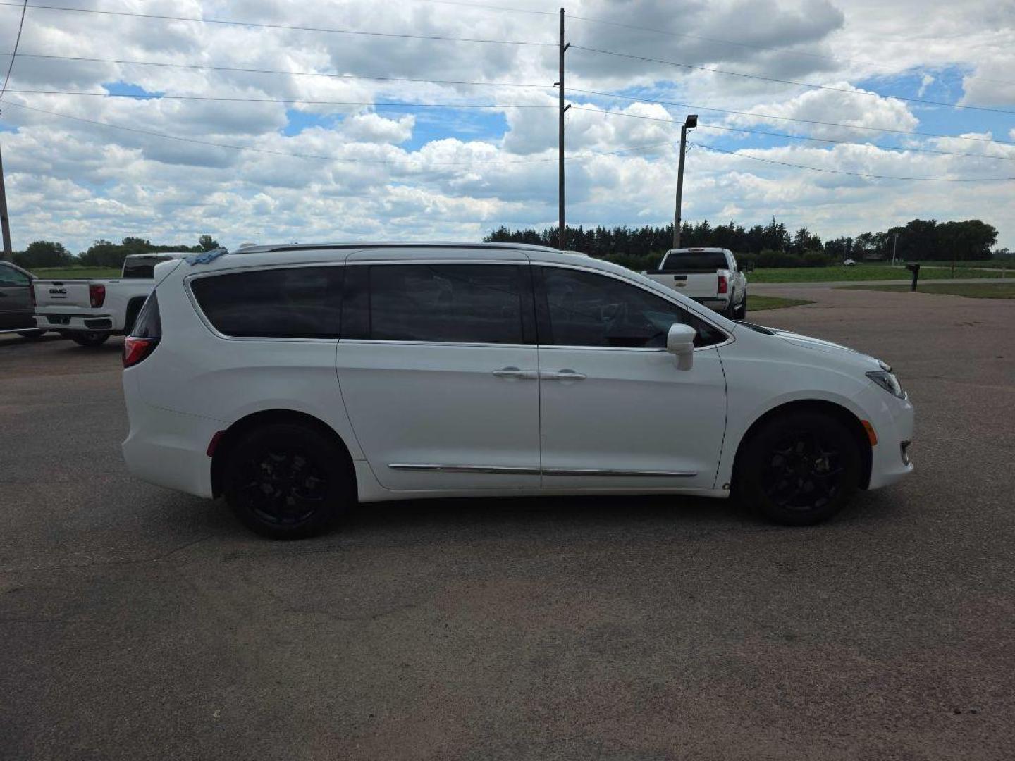 2017 WHITE CHRYSLER PACIFICA TOURING L PLUS (2C4RC1EG2HR) with an 3.6L engine, Automatic transmission, located at 495 Old Highway 20 West, South Sioux City, NE, 68776, (402) 494-2677, 42.458408, -96.443512 - Photo#4