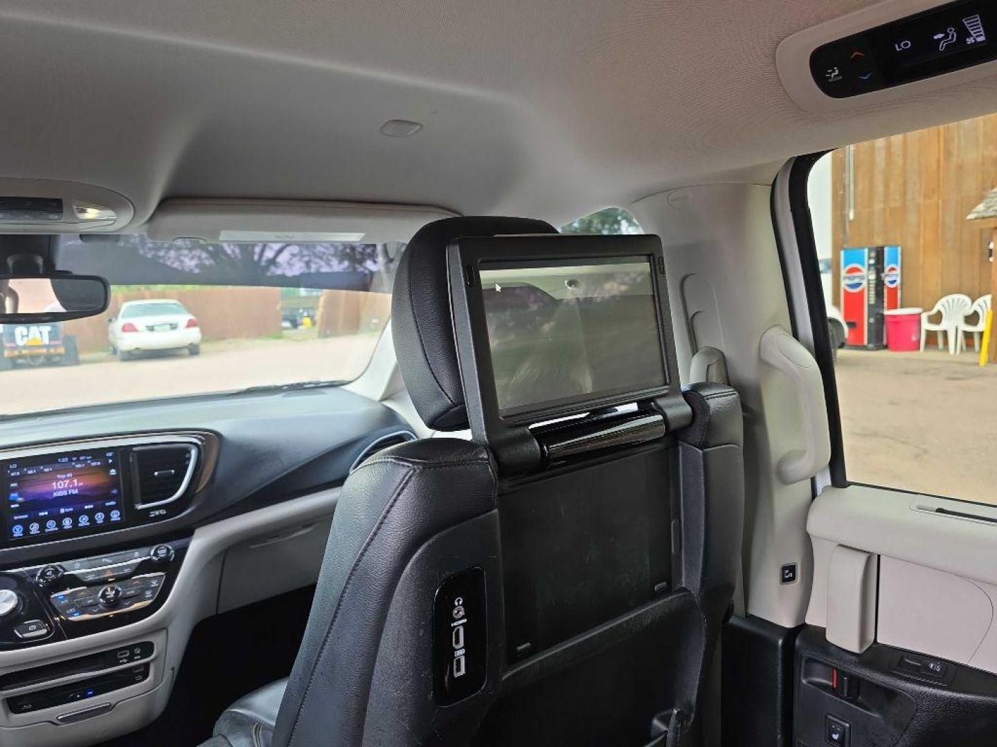 2017 WHITE CHRYSLER PACIFICA TOURING L PLUS (2C4RC1EG2HR) with an 3.6L engine, Automatic transmission, located at 495 Old Highway 20 West, South Sioux City, NE, 68776, (402) 494-2677, 42.458408, -96.443512 - Photo#6