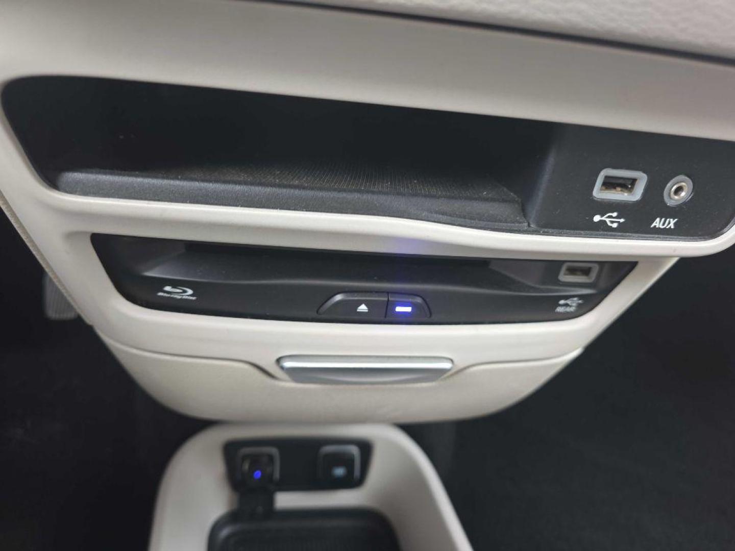 2017 WHITE CHRYSLER PACIFICA TOURING L PLUS (2C4RC1EG2HR) with an 3.6L engine, Automatic transmission, located at 495 Old Highway 20 West, South Sioux City, NE, 68776, (402) 494-2677, 42.458408, -96.443512 - Photo#11