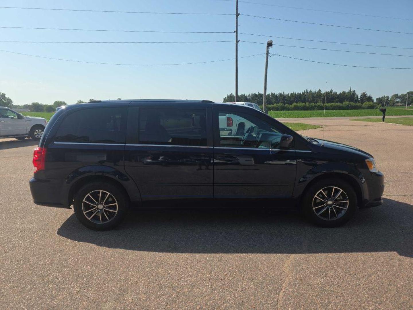 2017 BLUE DODGE GRAND CARAVAN SXT (2C4RDGCG7HR) with an 3.6L engine, Automatic transmission, located at 495 Old Highway 20 West, South Sioux City, NE, 68776, (402) 494-2677, 42.458408, -96.443512- Photo#4