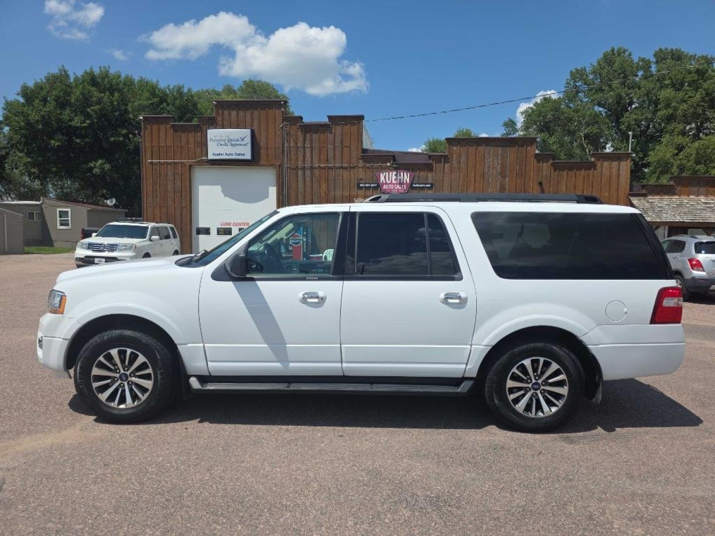 2016 WHITE FORD EXPEDITION EL XLT (1FMJK1JT4GE) with an 3.5L engine, Automatic transmission, located at 495 Old Highway 20 West, South Sioux City, NE, 68776, (402) 494-2677, 42.458408, -96.443512- Photo#1