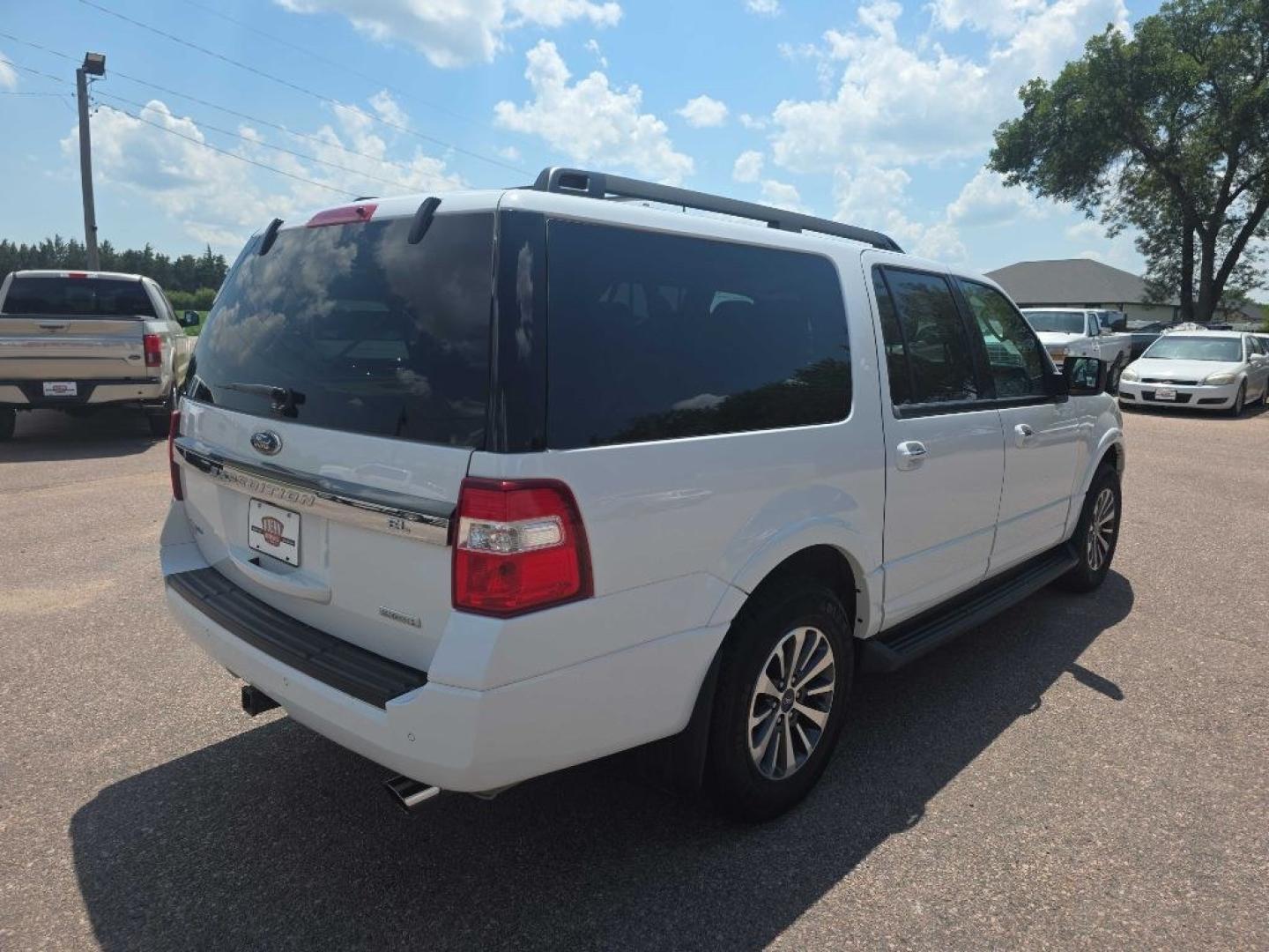 2016 WHITE FORD EXPEDITION EL XLT (1FMJK1JT4GE) with an 3.5L engine, Automatic transmission, located at 495 Old Highway 20 West, South Sioux City, NE, 68776, (402) 494-2677, 42.458408, -96.443512- Photo#3