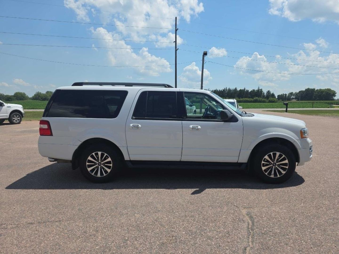 2016 WHITE FORD EXPEDITION EL XLT (1FMJK1JT4GE) with an 3.5L engine, Automatic transmission, located at 495 Old Highway 20 West, South Sioux City, NE, 68776, (402) 494-2677, 42.458408, -96.443512- Photo#4