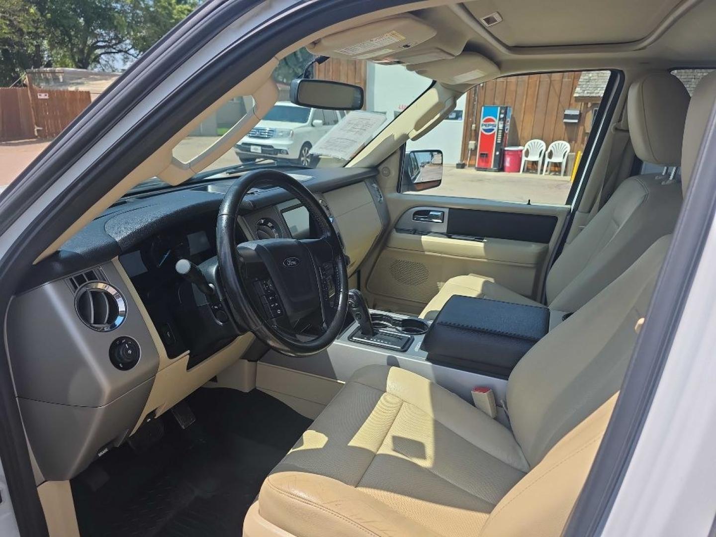 2016 WHITE FORD EXPEDITION EL XLT (1FMJK1JT4GE) with an 3.5L engine, Automatic transmission, located at 495 Old Highway 20 West, South Sioux City, NE, 68776, (402) 494-2677, 42.458408, -96.443512- Photo#6