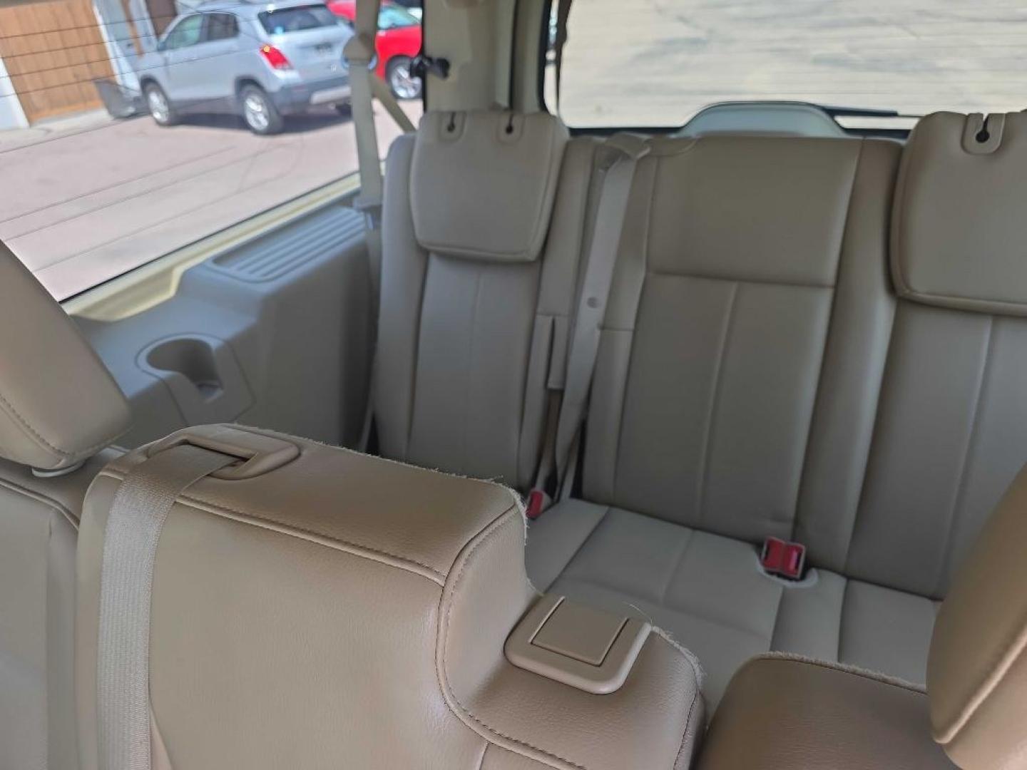 2016 WHITE FORD EXPEDITION EL XLT (1FMJK1JT4GE) with an 3.5L engine, Automatic transmission, located at 495 Old Highway 20 West, South Sioux City, NE, 68776, (402) 494-2677, 42.458408, -96.443512- Photo#9