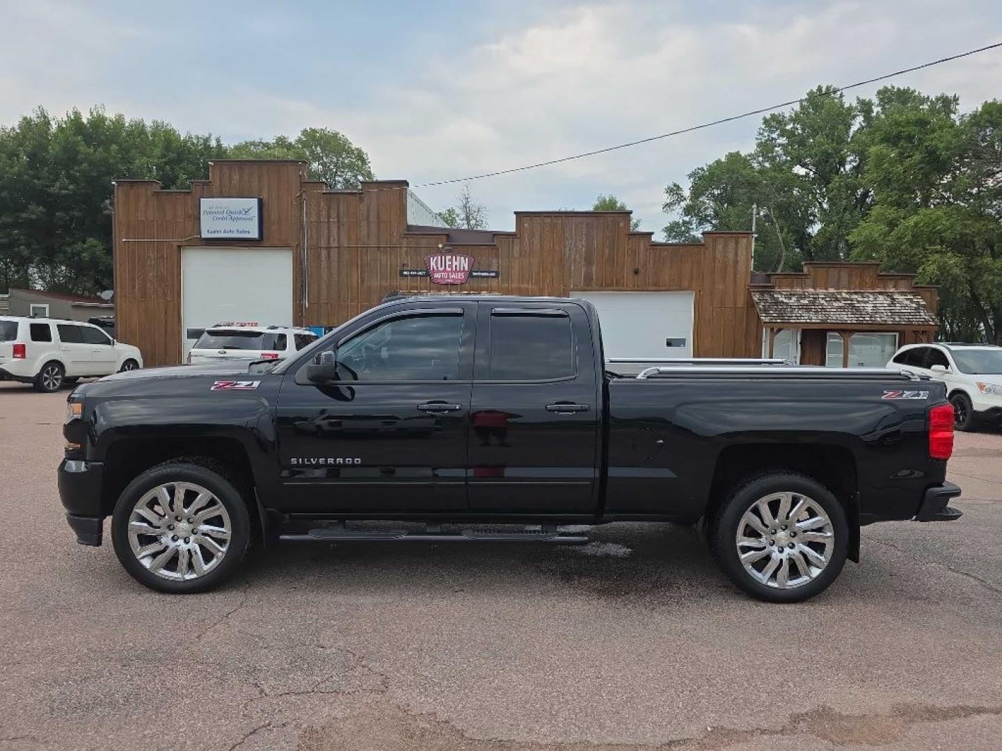 2017 BLACK CHEVROLET SILVERADO 1500 LT (1GCVKREC0HZ) with an 5.3L engine, Automatic transmission, located at 495 Old Highway 20 West, South Sioux City, NE, 68776, (402) 494-2677, 42.458408, -96.443512- Photo#1