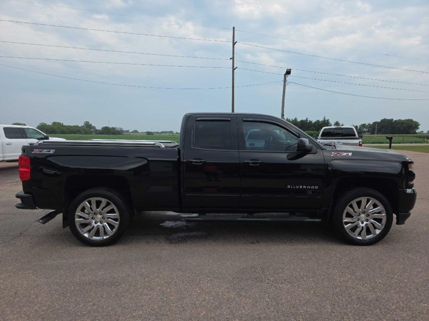 2017 BLACK CHEVROLET SILVERADO 1500 LT (1GCVKREC0HZ) with an 5.3L engine, Automatic transmission, located at 495 Old Highway 20 West, South Sioux City, NE, 68776, (402) 494-2677, 42.458408, -96.443512- Photo#4