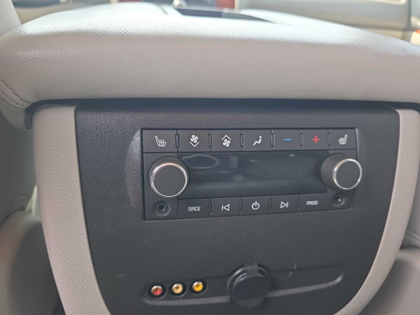 2013 BLACK CHEVROLET TAHOE 1500 LT (1GNSKBE01DR) with an 5.3L engine, Automatic transmission, located at 495 Old Highway 20 West, South Sioux City, NE, 68776, (402) 494-2677, 42.458408, -96.443512- Photo#3