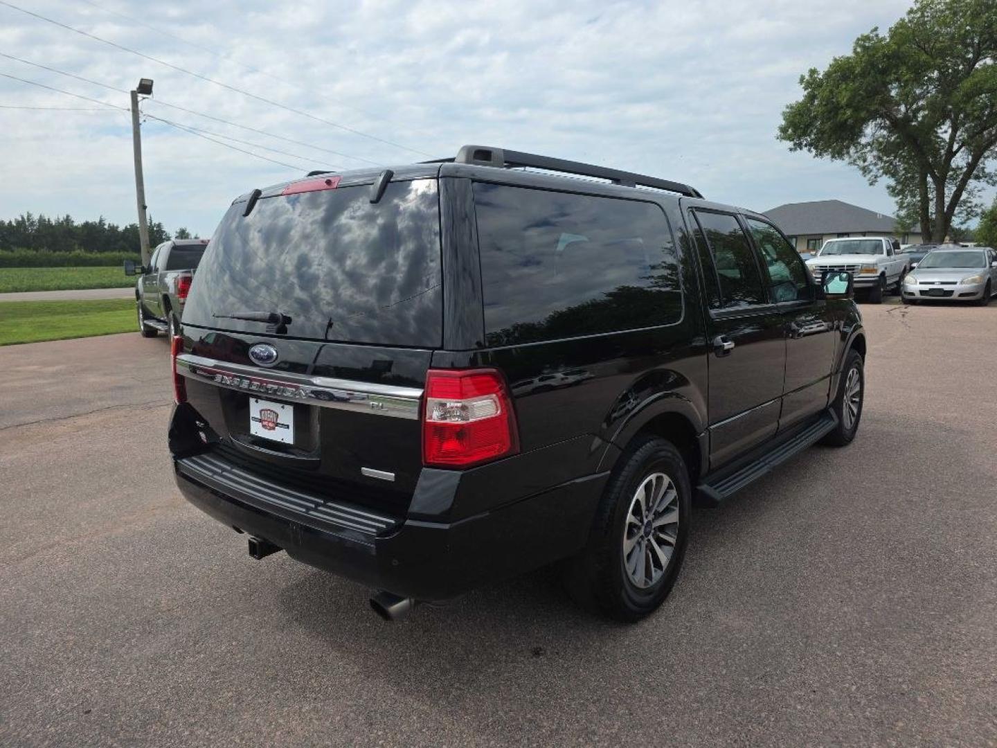 2016 BLACK FORD EXPEDITION EL XLT (1FMJK1JT6GE) with an 3.5L engine, Automatic transmission, located at 495 Old Highway 20 West, South Sioux City, NE, 68776, (402) 494-2677, 42.458408, -96.443512- Photo#3
