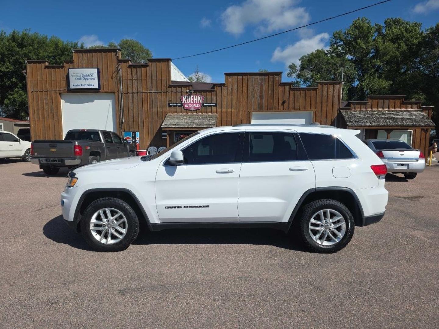 2017 WHITE JEEP GRAND CHEROKEE LAREDO (1C4RJFAG0HC) with an 3.6L engine, Automatic transmission, located at 495 Old Highway 20 West, South Sioux City, NE, 68776, (402) 494-2677, 42.458408, -96.443512- Photo#1