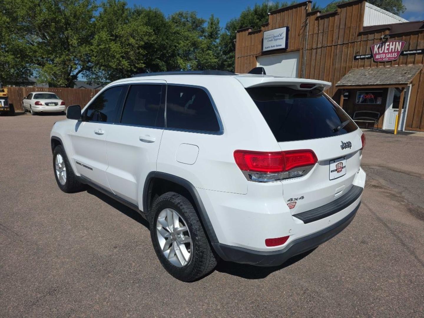 2017 WHITE JEEP GRAND CHEROKEE LAREDO (1C4RJFAG0HC) with an 3.6L engine, Automatic transmission, located at 495 Old Highway 20 West, South Sioux City, NE, 68776, (402) 494-2677, 42.458408, -96.443512- Photo#2