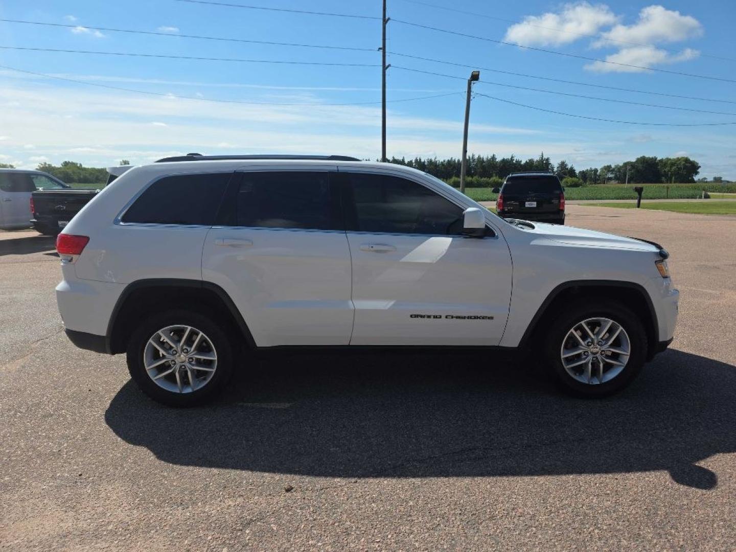 2017 WHITE JEEP GRAND CHEROKEE LAREDO (1C4RJFAG0HC) with an 3.6L engine, Automatic transmission, located at 495 Old Highway 20 West, South Sioux City, NE, 68776, (402) 494-2677, 42.458408, -96.443512- Photo#4