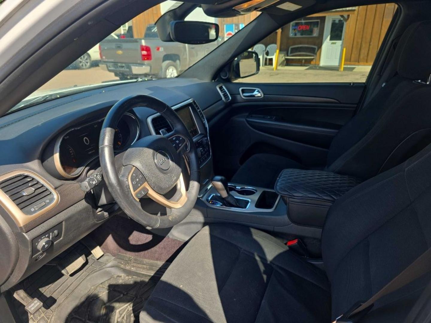 2017 WHITE JEEP GRAND CHEROKEE LAREDO (1C4RJFAG0HC) with an 3.6L engine, Automatic transmission, located at 495 Old Highway 20 West, South Sioux City, NE, 68776, (402) 494-2677, 42.458408, -96.443512- Photo#7