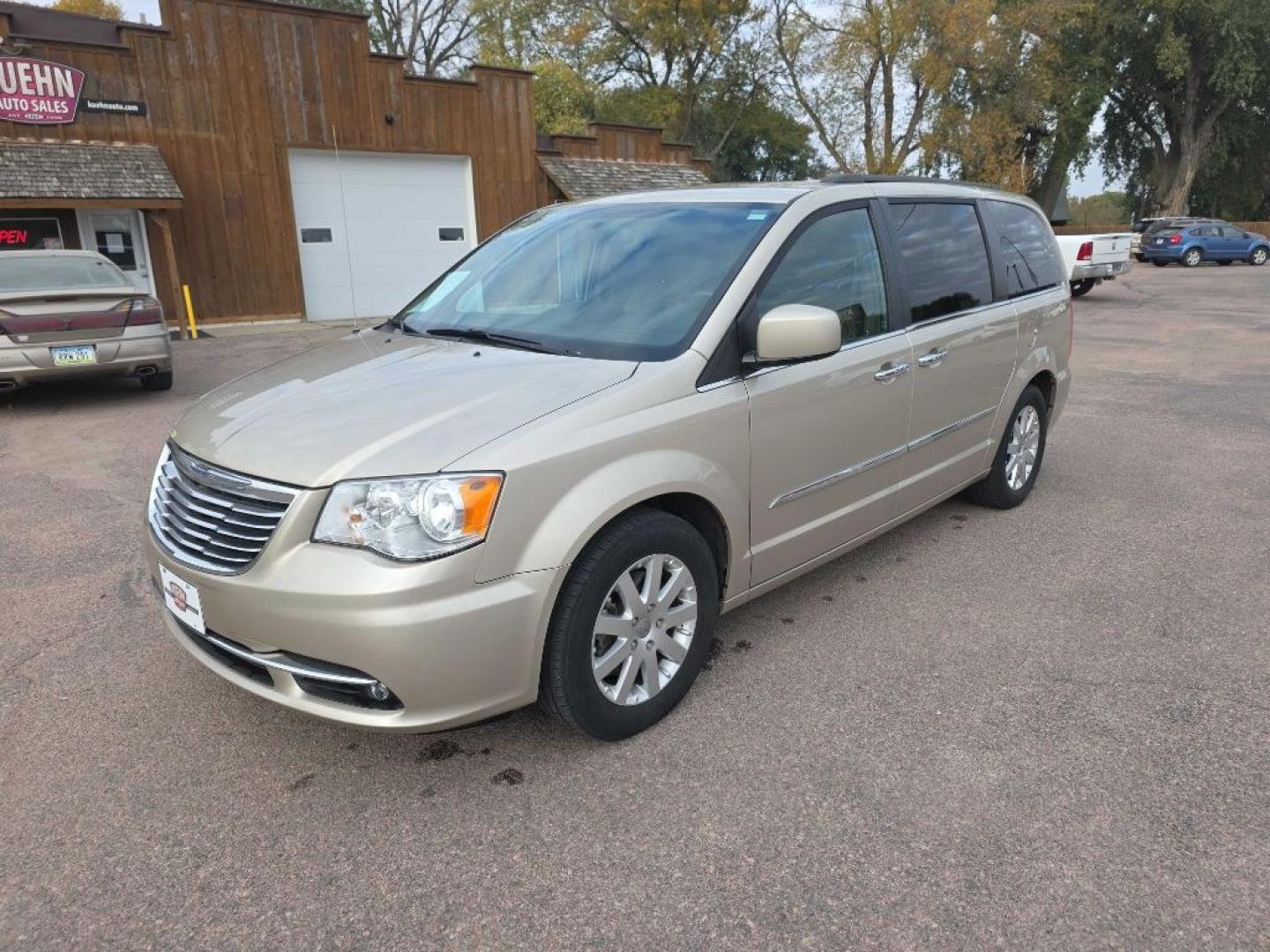 2015 TAN CHRYSLER TOWN and COUNTRY TOURING (2C4RC1BG8FR) with an 3.6L engine, Automatic transmission, located at 495 Old Highway 20 West, South Sioux City, NE, 68776, (402) 494-2677, 42.458408, -96.443512- Photo#0