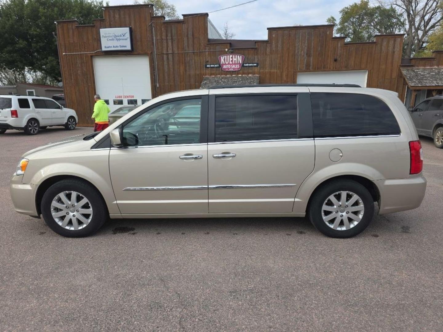 2015 TAN CHRYSLER TOWN and COUNTRY TOURING (2C4RC1BG8FR) with an 3.6L engine, Automatic transmission, located at 495 Old Highway 20 West, South Sioux City, NE, 68776, (402) 494-2677, 42.458408, -96.443512- Photo#1
