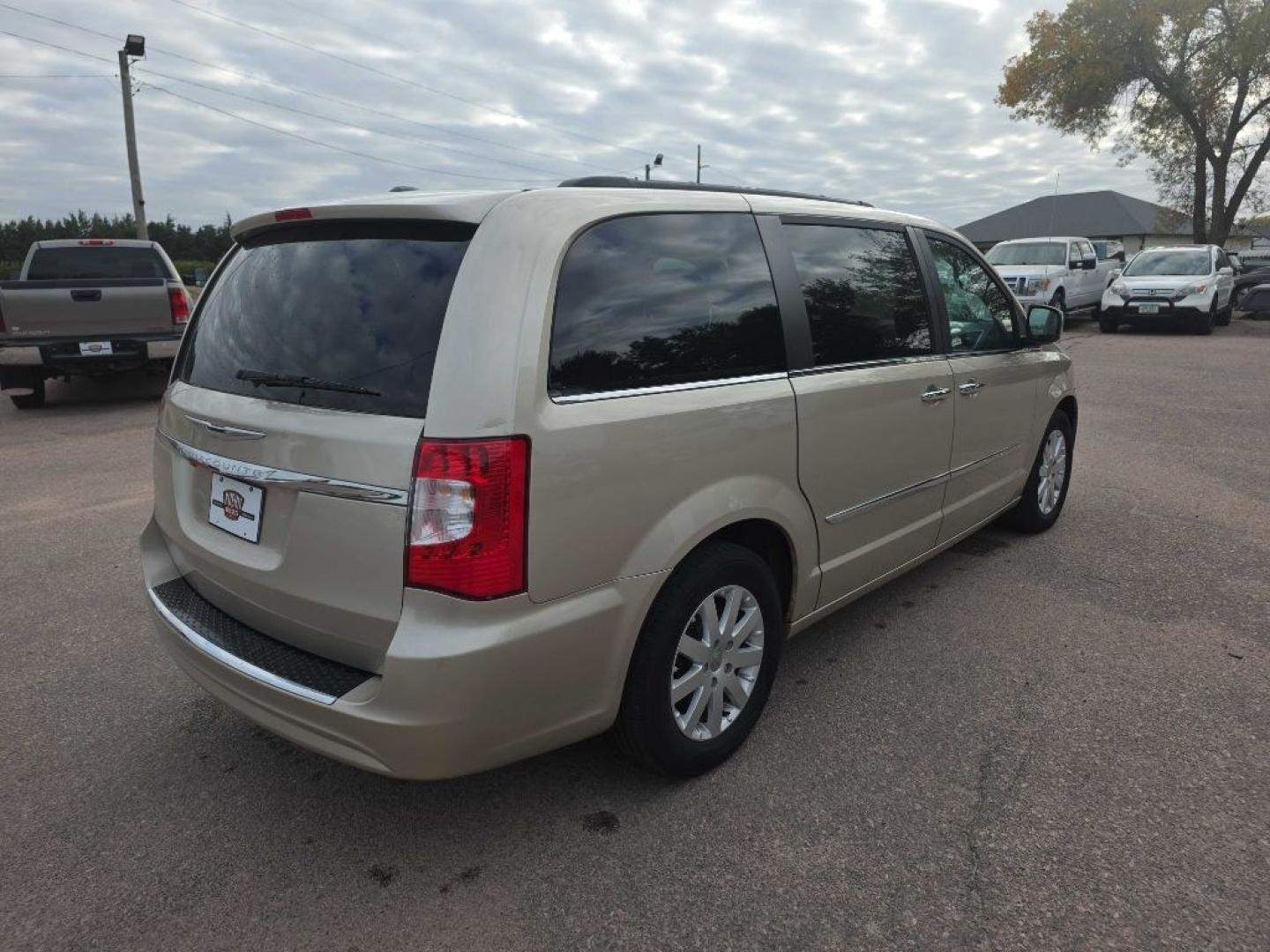 2015 TAN CHRYSLER TOWN and COUNTRY TOURING (2C4RC1BG8FR) with an 3.6L engine, Automatic transmission, located at 495 Old Highway 20 West, South Sioux City, NE, 68776, (402) 494-2677, 42.458408, -96.443512- Photo#3