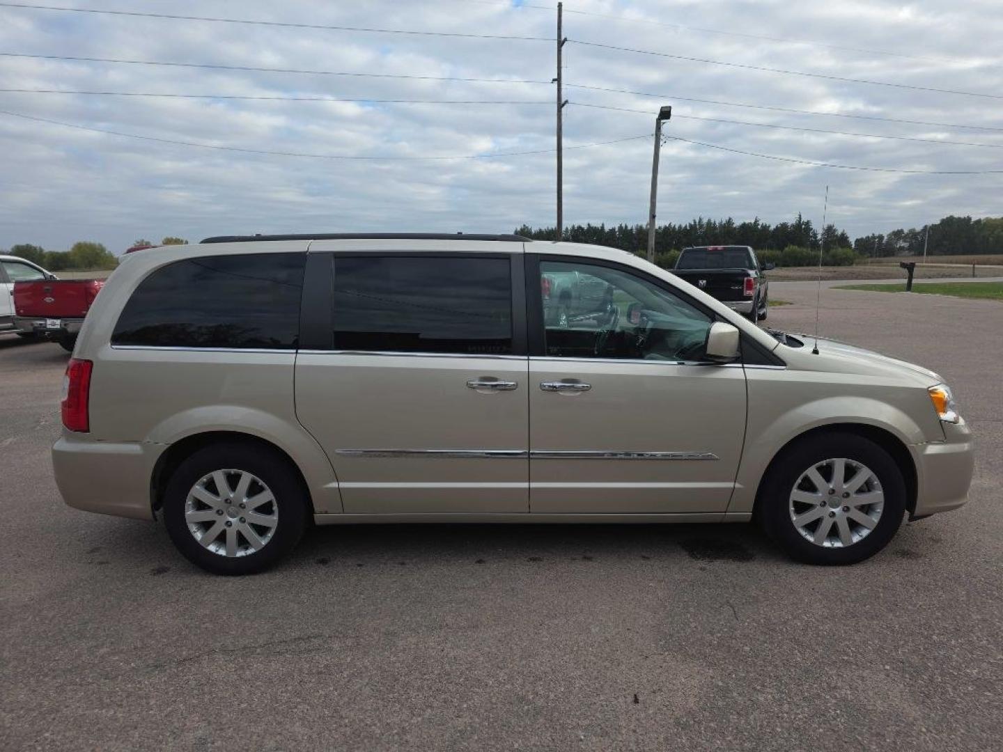 2015 TAN CHRYSLER TOWN and COUNTRY TOURING (2C4RC1BG8FR) with an 3.6L engine, Automatic transmission, located at 495 Old Highway 20 West, South Sioux City, NE, 68776, (402) 494-2677, 42.458408, -96.443512- Photo#4