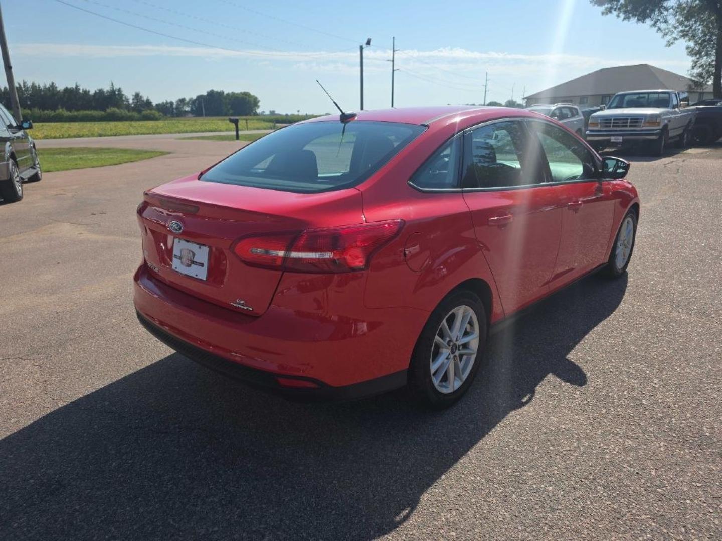 2015 RED FORD FOCUS SE (1FADP3F21FL) with an 2.0L engine, Automatic transmission, located at 495 Old Highway 20 West, South Sioux City, NE, 68776, (402) 494-2677, 42.458408, -96.443512- Photo#2
