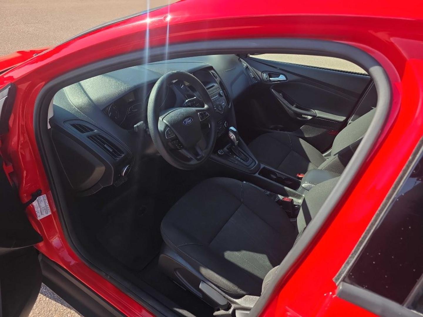 2015 RED FORD FOCUS SE (1FADP3F21FL) with an 2.0L engine, Automatic transmission, located at 495 Old Highway 20 West, South Sioux City, NE, 68776, (402) 494-2677, 42.458408, -96.443512- Photo#5