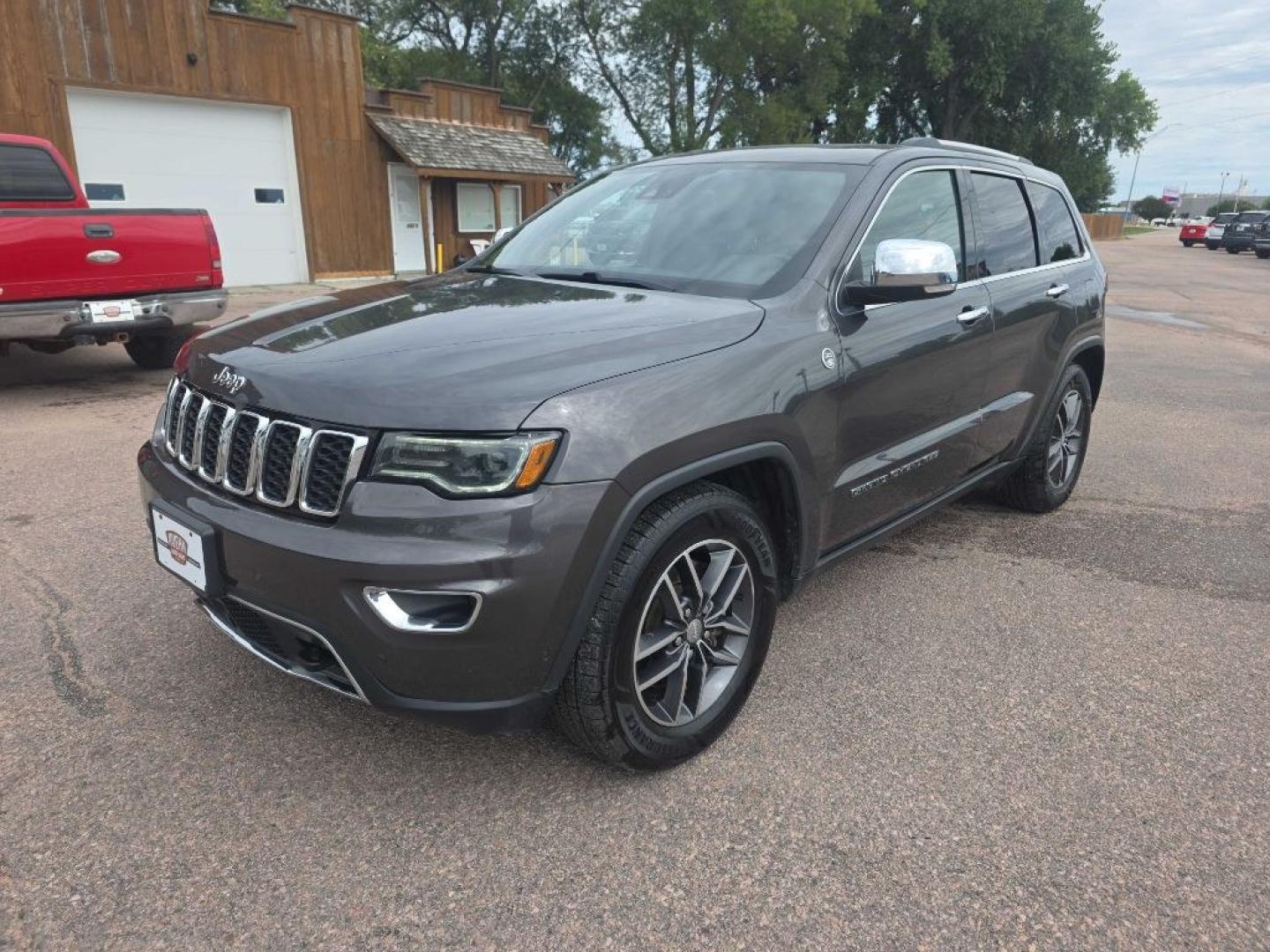 2017 GREY JEEP GRAND CHEROKEE LIMITED (1C4RJFBT6HC) with an 5.7L engine, Automatic transmission, located at 495 Old Highway 20 West, South Sioux City, NE, 68776, (402) 494-2677, 42.458408, -96.443512- Photo#1