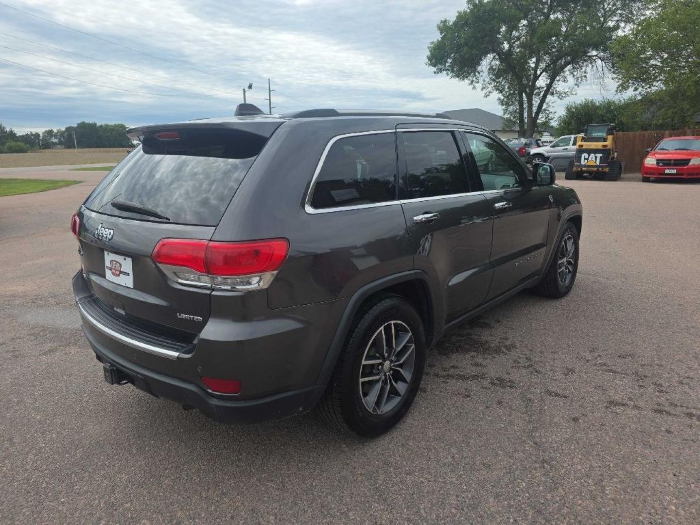 2017 GREY JEEP GRAND CHEROKEE LIMITED (1C4RJFBT6HC) with an 5.7L engine, Automatic transmission, located at 495 Old Highway 20 West, South Sioux City, NE, 68776, (402) 494-2677, 42.458408, -96.443512- Photo#3