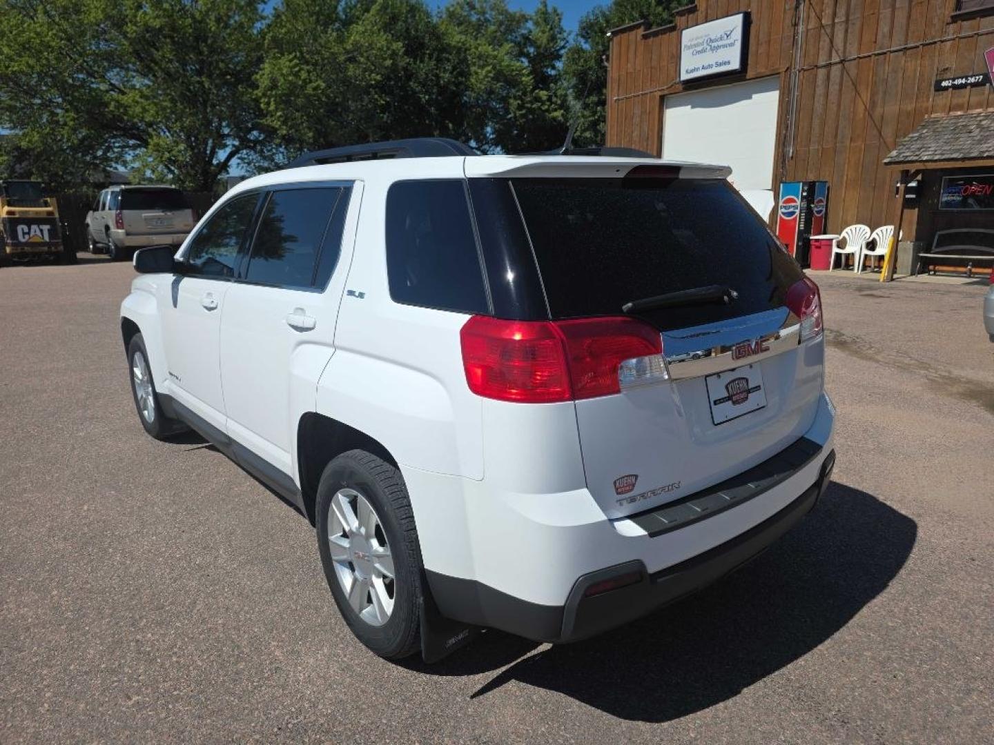 2010 WHITE GMC TERRAIN SLE (2CTALDEW3A6) with an 2.4L engine, Automatic transmission, located at 495 Old Highway 20 West, South Sioux City, NE, 68776, (402) 494-2677, 42.458408, -96.443512- Photo#2